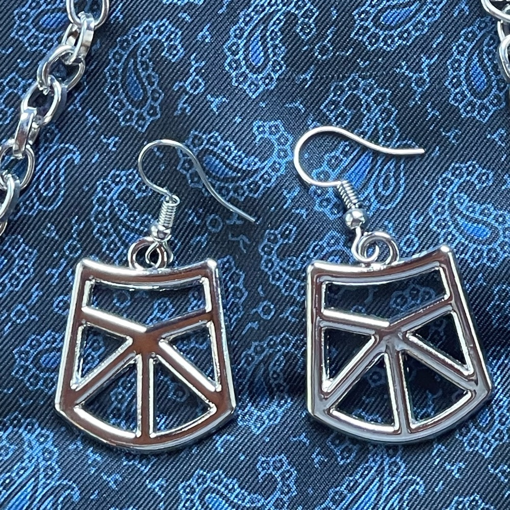 Geometric silver toned metal necklace & earring set - Picture 2 of 11